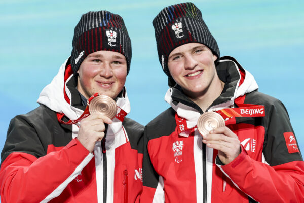 YANQING,CHINA,06.MAR.22 - PARALYMPICS, ALPINE SKIING - Paralympic Winter Games Beijing 2022, Super G, men. Image shows Matteo Fleischmann and Johannes Aigner (AUT). Keywords: medal. Photo: GEPA pictures/ Patrick Steiner