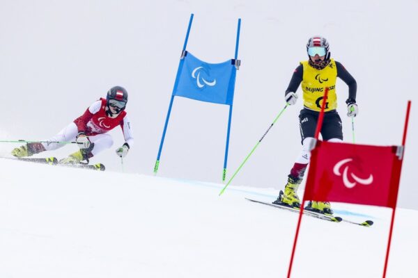 YANQING,CHINA,11.MAR.22 - PARALYMPICS, ALPINE SKIING - Paralympic Winter Games Beijing 2022, giant slalom, ladies. Image shows Veronika Aigner and Elisabeth Aigner (AUT). Photo: GEPA pictures/ Patrick Steiner