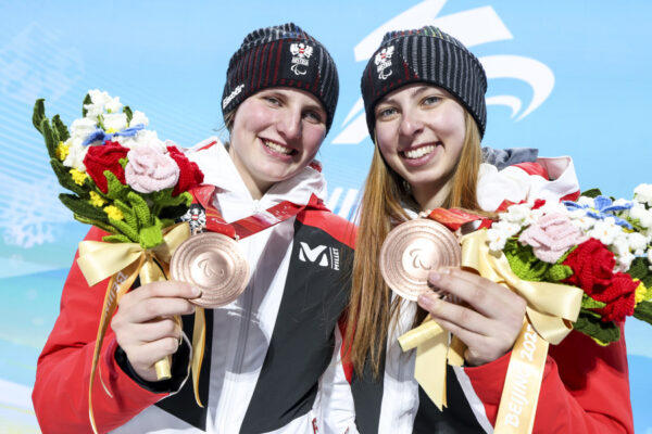 YANQING,CHINA,11.MAR.22 - PARALYMPICS, ALPINE SKIING - Paralympic Winter Games Beijing 2022, giant slalom, ladies. Image shows Barbara Aigner and Klara Sykora (AUT). Keywords: medal. Photo: GEPA pictures/ Patrick Steiner