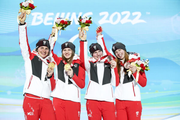 YANQING,CHINA,11.MAR.22 - PARALYMPICS, ALPINE SKIING - Paralympic Winter Games Beijing 2022, giant slalom, ladies. Image shows Elisabeth Aigner, Veronika Aigner, Barbara Aigner and Klara Sykora (AUT). Keywords: medal. Photo: GEPA pictures/ Patrick Steiner