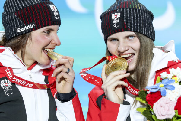 YANQING,CHINA,11.MAR.22 - PARALYMPICS, ALPINE SKIING - Paralympic Winter Games Beijing 2022, giant slalom, ladies. Image shows Elisabeth Aigner and Veronika Aigner (AUT). Keywords: medal. Photo: GEPA pictures/ Patrick Steiner