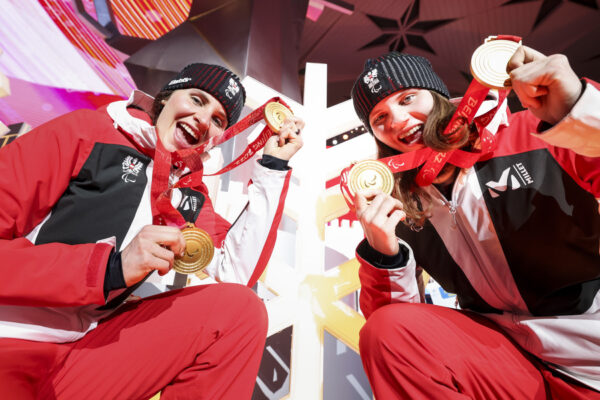 YANQING,CHINA,12.MAR.22 - PARALYMPICS, ALPINE SKIING - Paralympic Winter Games Beijing 2022, slalom, ladies. Image shows Viktoria Aigner and Elisabeth Aigner (AUT). Keywords: medal. Photo: GEPA pictures/ Patrick Steiner